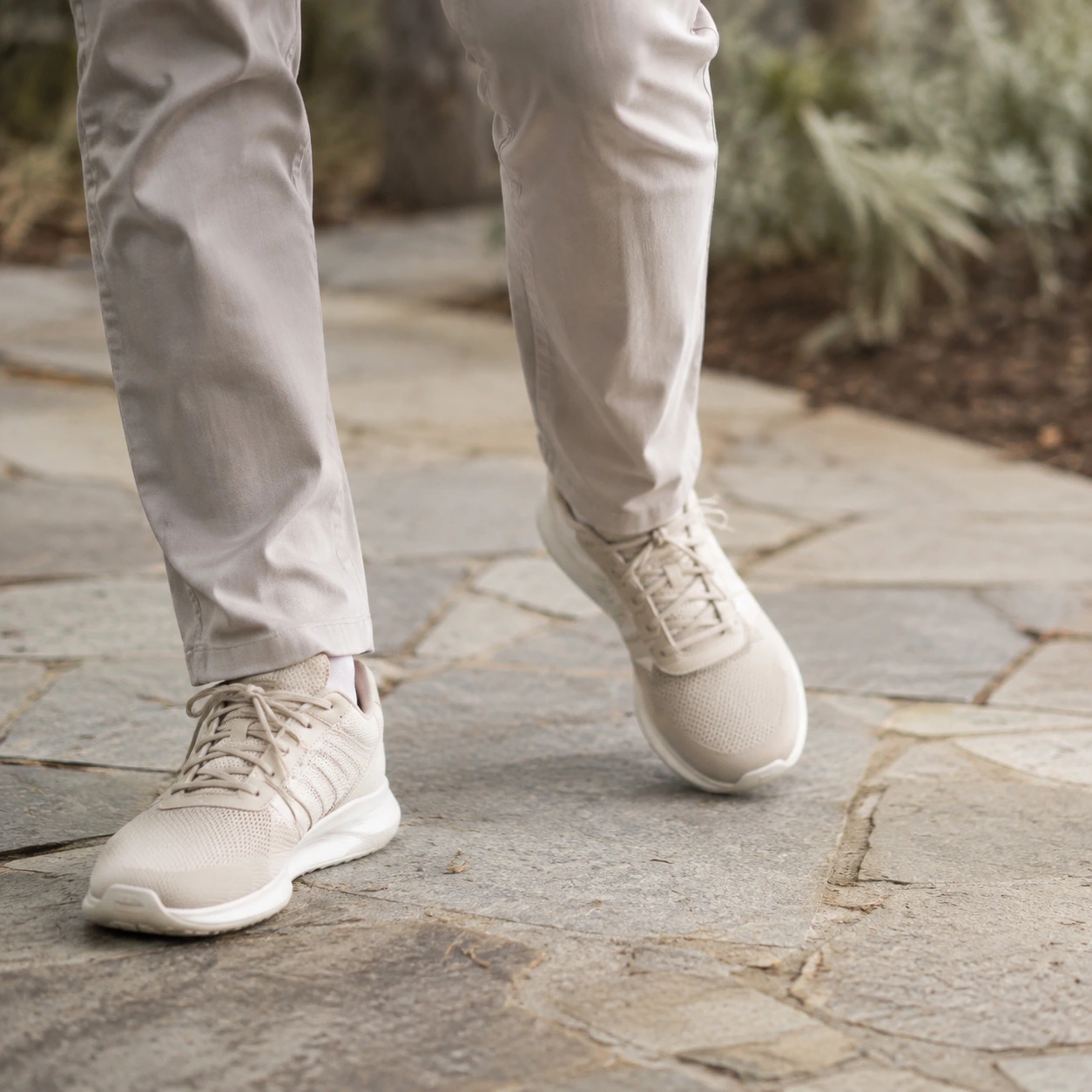 Zapatillas de caminar sobre un sendero de piedra.